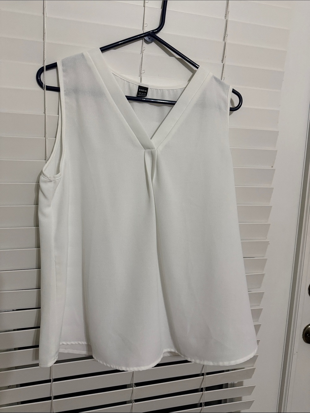 Ann Taylor White V-Neck Sleeveless Camisole